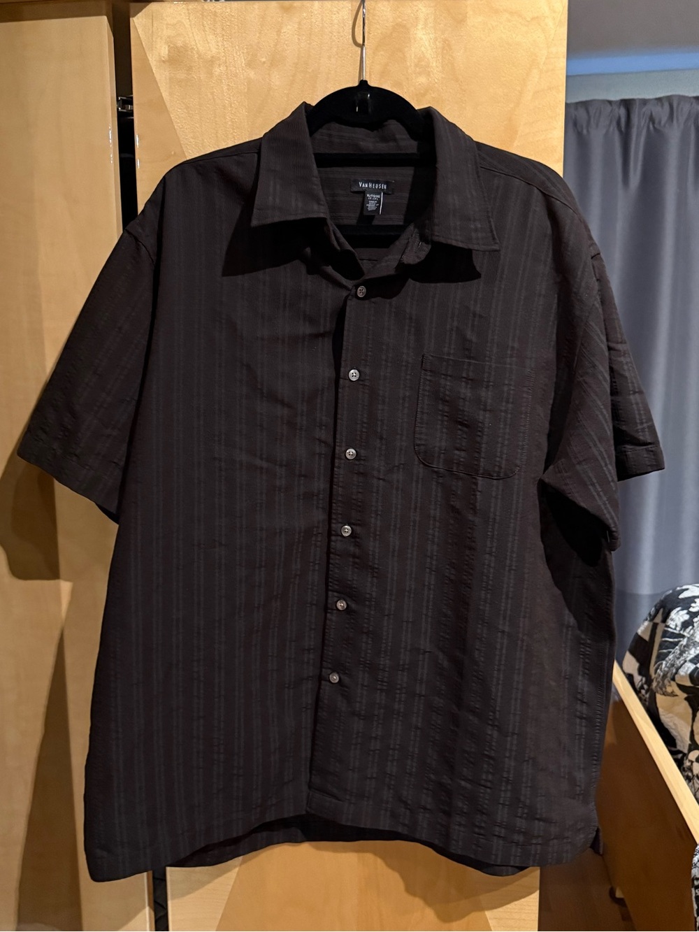 Van Heusen Men’s Short Sleeve Button Up XL Chocolate Brown Tonal Stripe